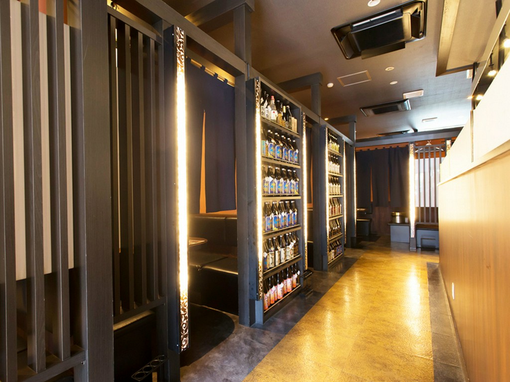 大切な人との会食にも喜ばれる、落ち着いたシックな店内