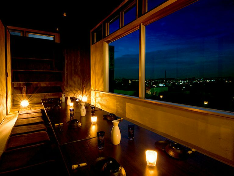 夜景が一望できるモダン席