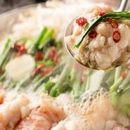 国産豚の頭骨・ゲンコツ・背脂・鶏のもみじ（ガラ）・有機野菜を独自の黄金比でブレンドし、3日間じっくり手間と愛情をたっぷり注ぎ込み、じっくり炊き上げています。本場九州仕込みの逸品。