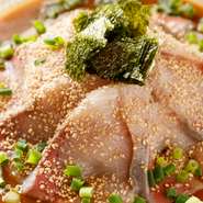 新鮮で脂の乗ったカンパチに、特製の甘ダレしょうゆとすりごまをたっぷりとかけた一皿。カンパチのプリプリ食感にごまの風味が加わり、お酒のつまみにも最適な料理です。