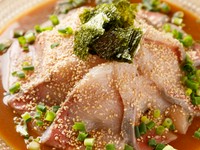 お酒のつまみにも最適な、博多でおなじみの刺身のごましょうゆ漬け『ごまカンパチ』