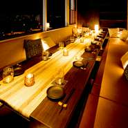 趣きある和の個室と幻想的な夜景個室…ゆったりプライベートな雰囲気が愉しめるモダン席で壁一面が窓になっております。