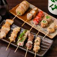 博多の名物串料理である『野菜巻き串』を立川で楽しめます。ヘルシーな素材に可愛らしい見た目、チーズやトマト、しそなどを使った組み合わせの良さ。毎日店内で手づくりで串打ちした自慢の逸品です。