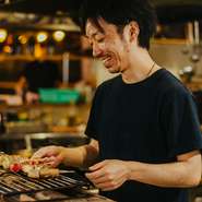 来店された方に美味しい料理と言ってもらえるように、仕込みには手間と時間をかけています。また、来店者への接客は笑顔を絶やさず明るく元気にを心がけている店です。