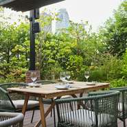 開放的なテラス席で、贅沢なひとときをご堪能ください。