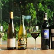 記念日デートにふさわしい洗練された上質空間。種類豊富なイタリアワインやカクテルを片手に、ゆったりと語らうひとときを過ごせます。コース料理は2名様から利用できるので、前日までにご予約を。