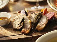 カナダ産ハーブ三元豚のイタリア風ロースとポークに野菜のグリルを添えて