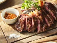国産牛のシンプルなステーキを特製オリジナルソースを添えて
《おすすめ》