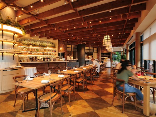 天井が高く、開放感あふれる広々空間