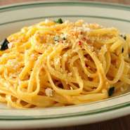NYのシェフが監修したフォカッチャは、本店同様のふんわりとした焼き上がり。パスタは自家製もあり、その日のソースに合わせていろいろな形状のパスタが使われます。珍しいパスタに出合えるのも楽しみの一つ。