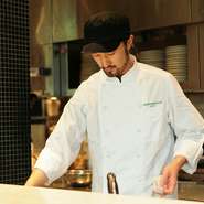 NY本店と同様、スタイリッシュかつアットホームな空間でお迎え