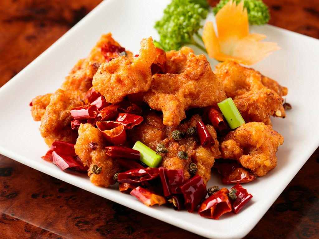 程よい辛さと香りが食欲を刺激する『鶏肉の唐辛子炒め』