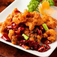 調味料には、四川料理を代表する唐辛子と花椒（中国山椒）を使用。薄衣を纏い油で揚げた鶏肉が絶妙に絡み合います。さまざまなアルコールが進む逸品です。