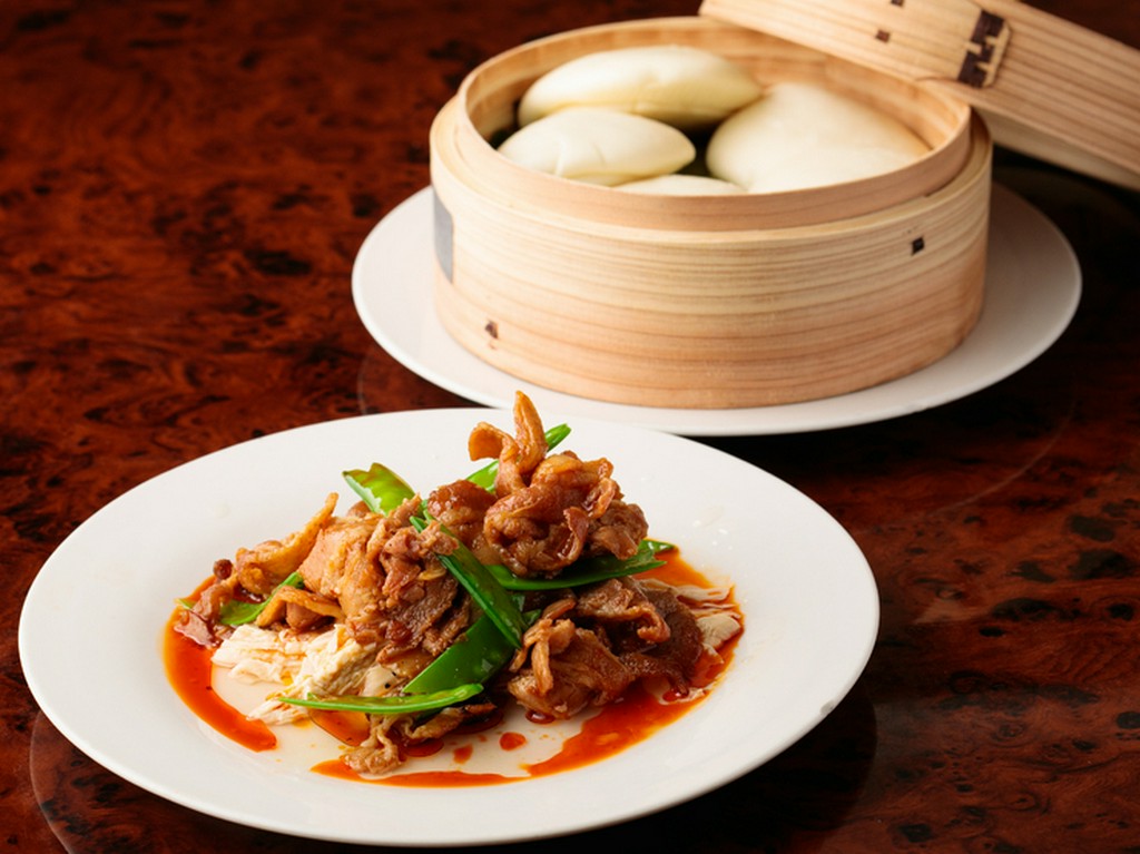 豚肉の香ばし炒め　蒸しパン添え