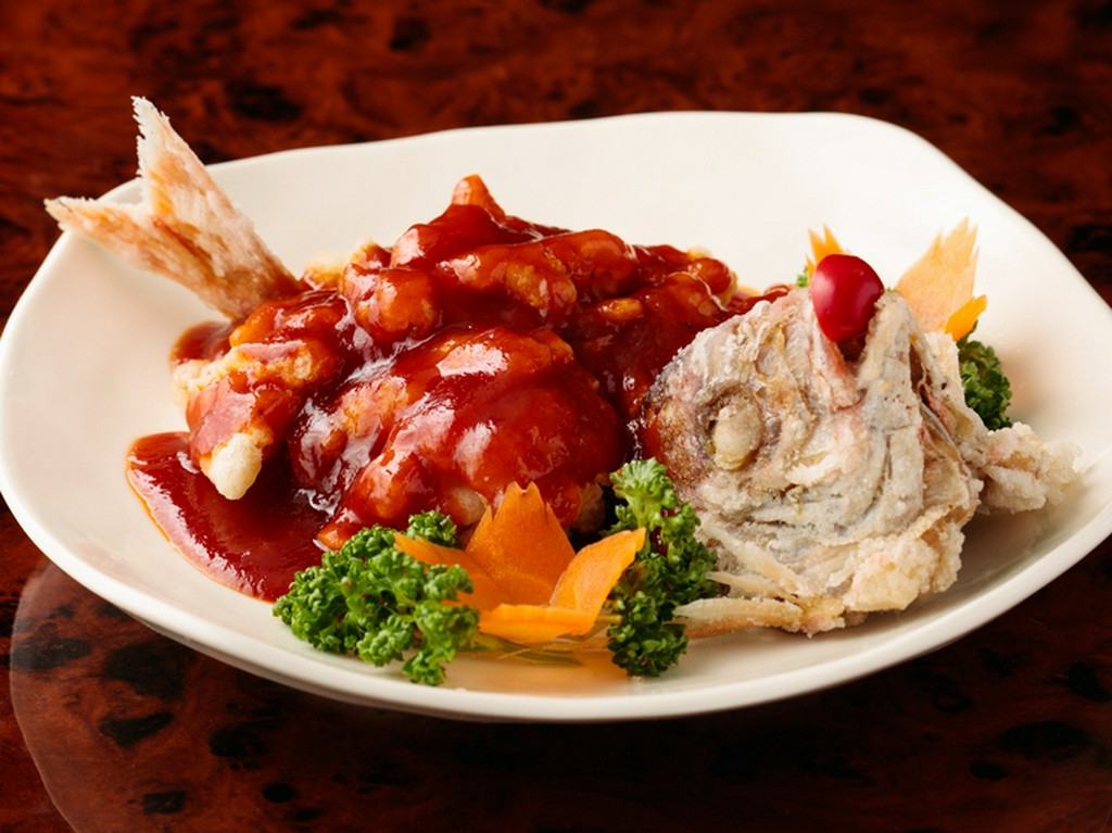 鯛丸ごと一尾を使った贅沢な『揚げ鯛の甘酢あんかけ』