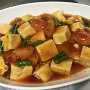 楊総料理長のオリジナル料理「トマト入り麻婆豆腐」。トマトの甘さと酸っぱさが交じった新しい豆腐料理。辛さはほとんど無いので、女性やお子様に最適な料理です。