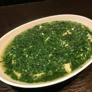 楊総料理長のオリジナル料理「緑の麻婆豆腐」。
分葱（青いネギ）がタップリ入って、中国の花椒油が入っていますが、通常の麻婆豆腐の様な辛さやシビれは抑えられ、よりマイルドな味わいの麻婆豆腐です。