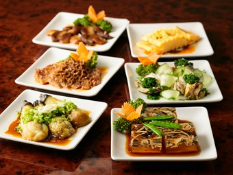 肉や野菜、魚など季節の素材も多く取り入れられた『前菜各種』