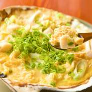 新鮮なホタテを使い、津軽の家庭料理をご提供。ホタテの出汁と津軽味噌で貝を煮て、仕上げに溶き卵を加え、ほくほくの美味しさに。貝の旨みと津軽味噌の奥深い味わいが、青森の地酒と絶妙にマッチします。
