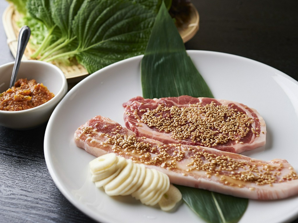 旨味たっぷりの2種類の肉とシャキシャキ野菜をがっつり食べられる、ボリューミーな『サムギョプサル』