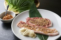 旨味たっぷりの2種類の肉とシャキシャキ野菜をがっつり食べられる、ボリューミーな『サムギョプサル』