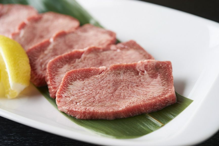 店の一番人気メニュー。約40日熟成することで、深い旨味と柔らかい食感を実現させた『上タン塩』