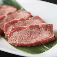 店の一番人気メニュー。約40日熟成することで、深い旨味と柔らかい食感を実現させた『上タン塩』
