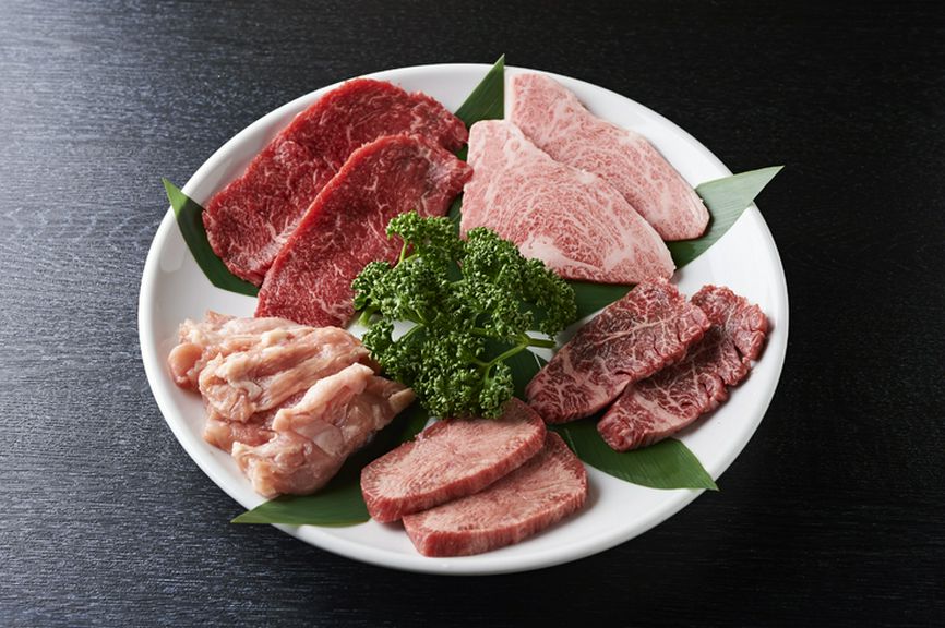 肉のクオリティがこの一皿で一目瞭然。オススメの部位をふた切れずつ5種類盛り合わせた『極上5種盛り』