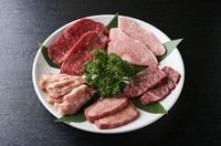 肉のクオリティがこの一皿で一目瞭然。オススメの部位をふた切れずつ5種類盛り合わせた『極上5種盛り』