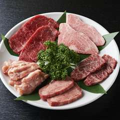 肉のクオリティがこの一皿で一目瞭然。オススメの部位をふた切れずつ5種類盛り合わせた『極上5種盛り』