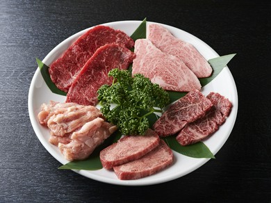 肉のクオリティがこの一皿で一目瞭然。オススメの部位をふた切れずつ5種類盛り合わせた『極上5種盛り』