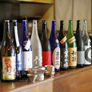 料理に合わせて吟味した「旬の日本酒」。常時6～7種類くらい取り揃えています。一升瓶がなくなったら、別のものを取り寄せるようにしているので、訪れる度に“異なる美酒”に出会えるハズです。