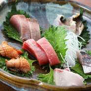 春夏秋冬の魚介をあしらった盛り合わせ。仕入れ状況によって内容が変わるので、訪れる度に異なる味覚に出会えるハズです。素材の美味しさを最大限に楽しめ、口に入れた瞬間思わず笑みがこぼれそうです。