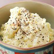 季節ごとに異なるジャガイモを味わう一品。トロっとしていたり、ホクホクしていたりと、さまざまな食感と味が楽しめます。にんじん、玉ねぎも入っていて、ボリュームたっぷり。リポート率の高い人気メニューです。