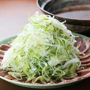 あっさりとした味わいの鍋も自慢。上品な味わいの自家製出汁に、肉をさっとくぐらせ、ネギといっしょにいただきます。噛みしめる度にあふれだす旨みがクセになりそう。〆には『鴨蕎麦』が食べられます。