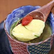 〆にもぴったりの一品。具材は梅のみで、上にかかったとろっとしたあん、なめらかな食感、あっさりとした味わいがクセになりそう。冬には温かく、夏は数量限定で冷たいものがいただけるのも嬉しいポイントです。