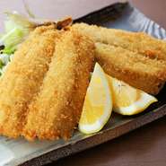 その時期に一番美味しい、季節の魚介を厳選して仕入れ。「お造り」でいただくのはもちろん、「焼き魚」や「煮魚」、「フライ」「酒蒸し」など、多彩な料理に昇華。さまざまな味わいを楽しめます。