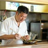 「当たり前のことを当たり前にする。基本に忠実に、丁寧にやり通すをモットーにしています。」と語る飯田氏。食材の状態を見極め、最適な下処理をほどこし、美味しい料理でもてなしてくれます。