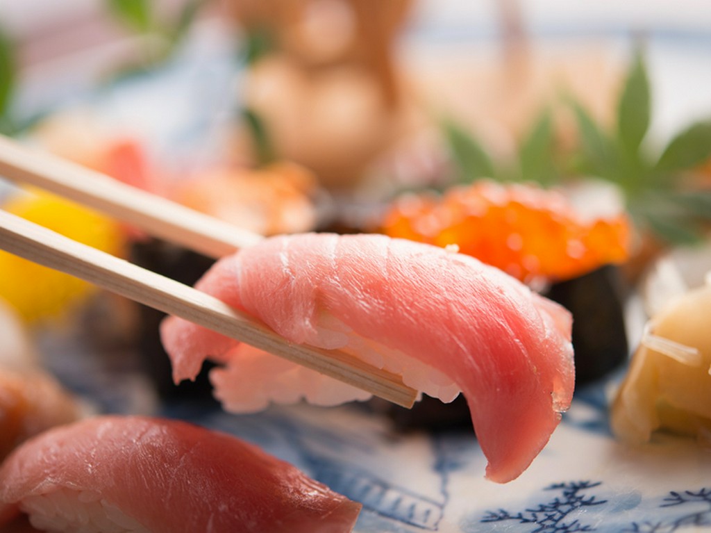 毎朝市場で仕入れる、店主が目利きした四季折々のネタを味わう