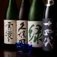 寿司や和食との相性が良い美酒をセレクト。「十四代」や「久保田」など、全国各地の名酒がそろっています。焼酎も充実しており、「魔王」「森伊蔵」「村尾」など、酒好きにはたまらない上質な酔い心地を楽しめます。
