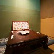 創業45年の老舗で、和みの接待が叶います。落ち着いて語り合える完全個室を設えており、ビジネスシーンにも便利。お得意様をもてなす会食にふさわしい「寿し会席」もあり、幅広いニーズに応える頼りになる一軒です。