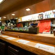 会食で訪れ、その居心地の良さと味に魅了され、おひとり様を楽しむゲストも増えているんだとか。カウンター越しに店主と会話をしながら、握りたての寿司や出来立ての和食で、美酒に酔いしれることができます。