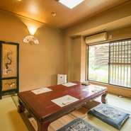 明るく和やかな雰囲気ながらも、上品さを醸す和室があります。両家顔合わせや結納の席にふさわしい、和みの空間。家族の縁を紡ぎ、絆を深める会食が叶いそうです。食材や手土産についても相談に乗ってくれます。