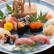 創業45年。半世紀以上の料理人歴を持つ店主が握る、上質な寿司が美味。うに、いくら、とろ、赤貝、いか、ぼたん海老など、新鮮だからこそ味わえる素材の旨みを味わえます。華やかな盛り付けも、食欲をそそります。