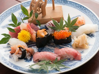 市場で仕入れた新鮮なネタを堪能できる『にぎり　特上』