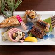 旬の海の幸をシンプルに味わう焼もの各種。ウナギ、赤ムツ、サザエ、ヒヨリ貝など、様々な魚介の滋味を堪能できます。日により仕入れる食材が変わるため、訪れる度に異なる美味しさに出合う楽しみが広がります。