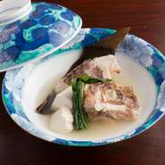 鯛の骨を日本酒で蒸し、旨みを余すことなく堪能できる一品。ふたを開けた瞬間、羅臼昆布の優しい出汁の香り、磯の香りが立ち上り、何とも言えぬ温かい気持ちが湧いてきます。日本っ種のお供に最適な逸品です。