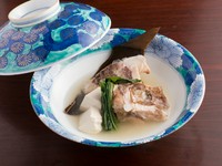 鯛の骨を日本酒で蒸し、旨みを余すことなく堪能できる一品。ふたを開けた瞬間、羅臼昆布の優しい出汁の香り、磯の香りが立ち上り、何とも言えぬ温かい気持ちが湧いてきます。日本っ種のお供に最適な逸品です。