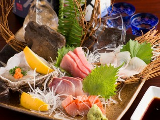 毎朝市場に足を運び、店主自ら吟味した四季折々の「魚介」