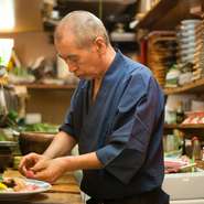 和食歴50年以上の熟練ながら、我流を押し付けることのない松田氏。あくまでゲストの満足度を最優先しておもてなししています。「帰る時の満足度を大切にしていきたい」と語る表情に、温かな人柄が滲み出ています。